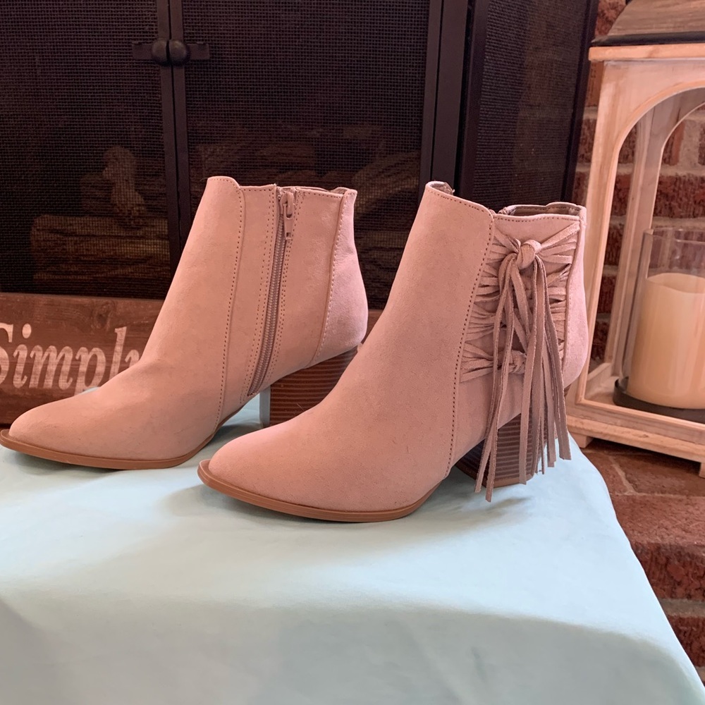 NWT women’s 8 boots